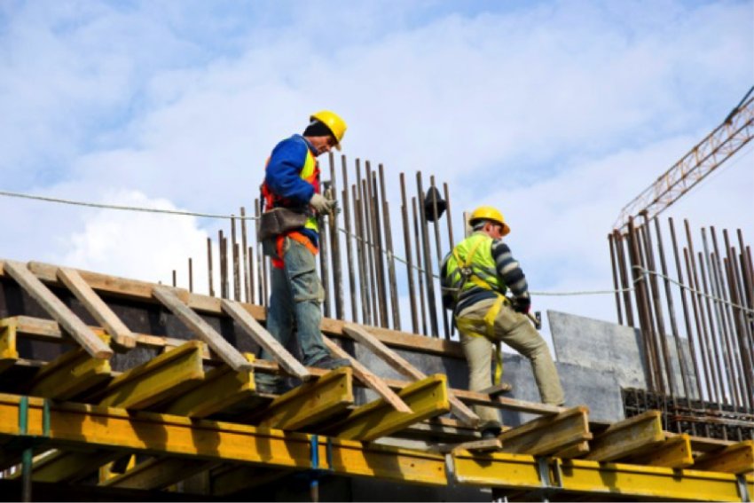Equipo de trabajo en altura. trabajador de la construcción con arnés de  seguridad y línea de seguridad trabajando en la construcción en un lugar  alto.